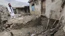 Seorang warga setempat melihat kerusakan akibat gempa bumi berkekuatan magnitudo 6,0 yang melanda Dara Noor, Provinsi Kunar, Afghanistan timur, pada 2 September 2025. (AP Photo/Wahidullah Kakar)