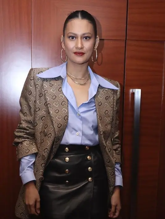 Untuk tampilan wajah,  Raihaanun mengenakan riasan bold dengan mengaplikasikan lipstik merah. Dengan rambutnya yang diikat menonjolkan aksesori kalung dan anting hoopsnya. [@layanganputus.md]