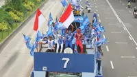 Partai Demokrat pun tak ketinggalam mengikuti pawai yang diawali dari Monas, melewati Ratu Plaza, dan finish kembali ke Monas (Liputan6.com/Herman Zakharia)