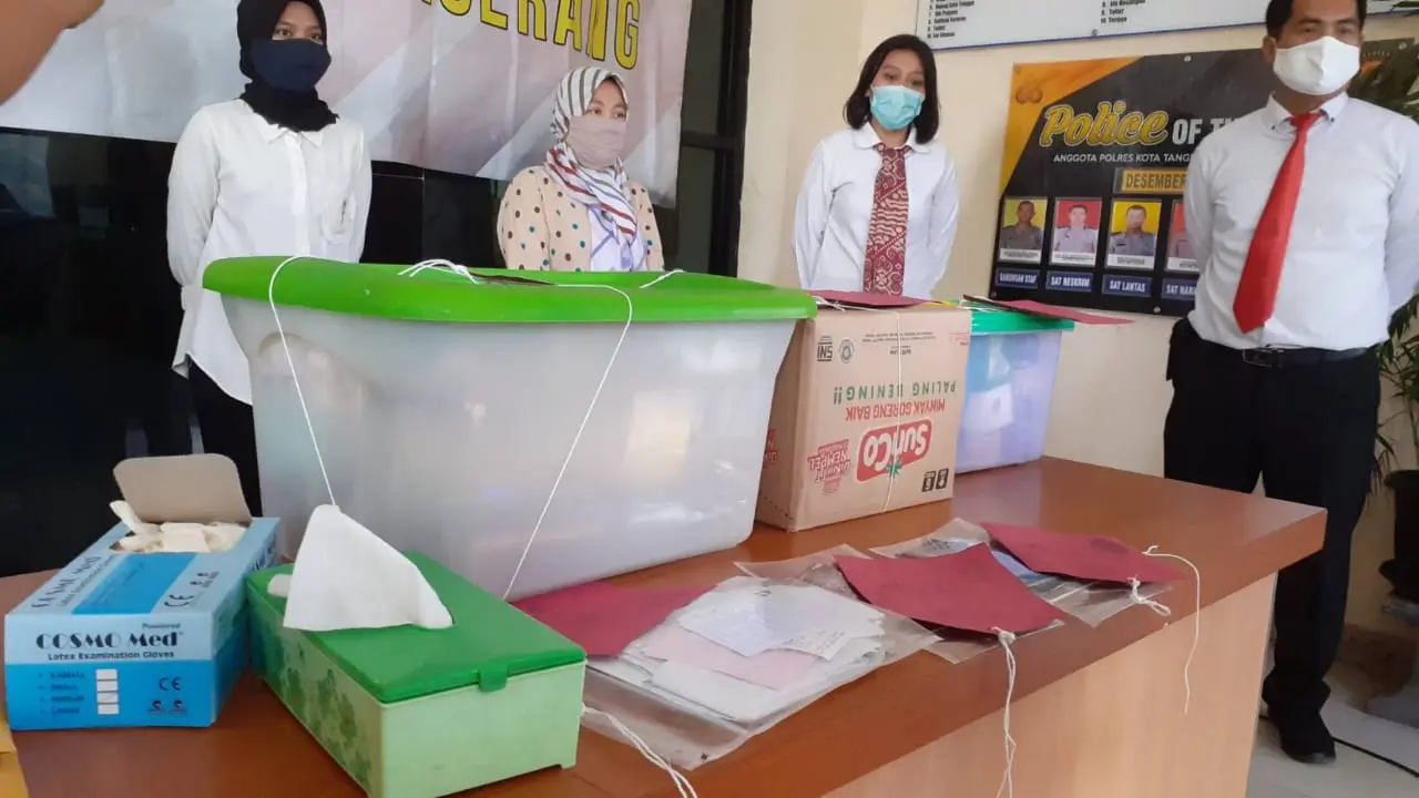 Polisi menangkap GA, ibu rumah tangga yang menipu di Tangerang