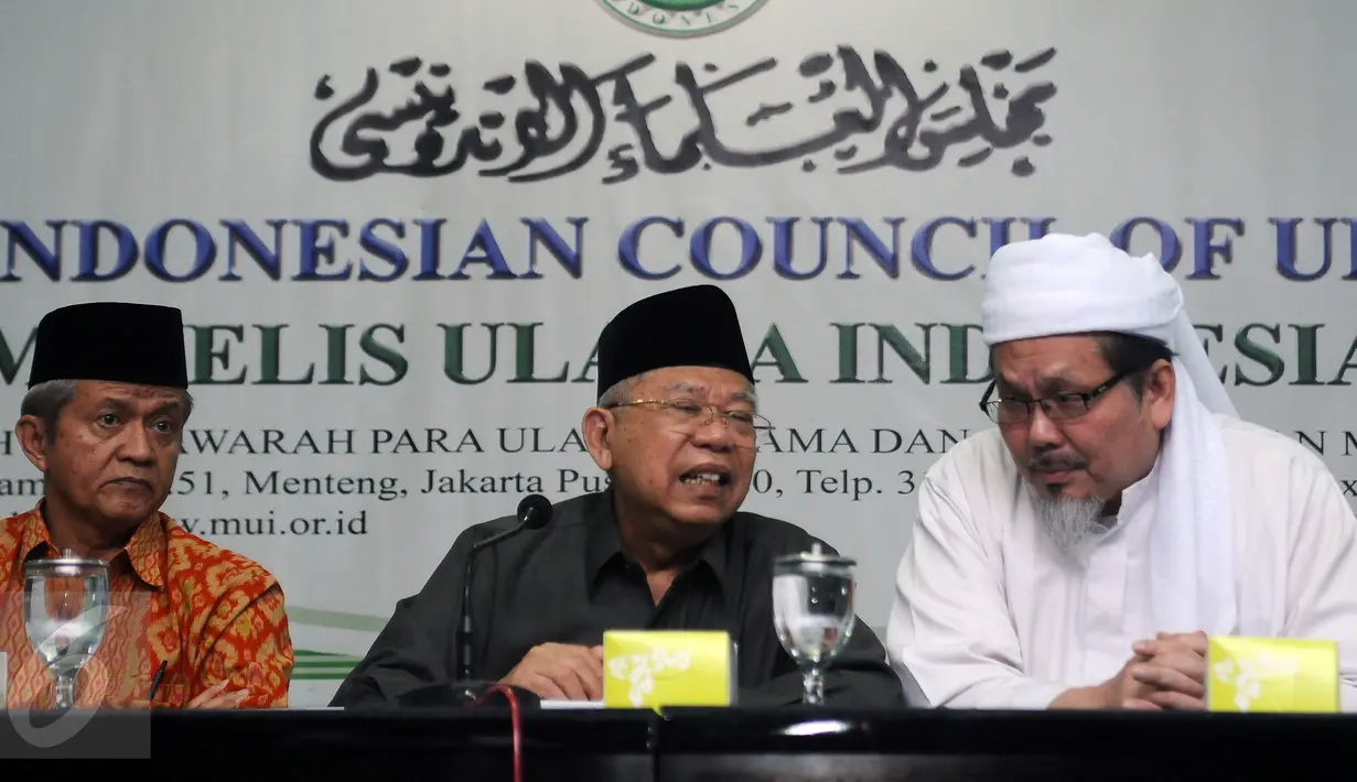 Ketua Umum MUI Pusat, Maruf Amin (tengah) berbincang saat memberi keterangan terkait polemik ucapan Gubernur DKI Jakarta, Basuki Tjahaja Purnama di Jakarta, Kamis (13/10). Ia meminta masyarakat tetap tenang. (Liputan6.com/Helmi Fithriansyah)
