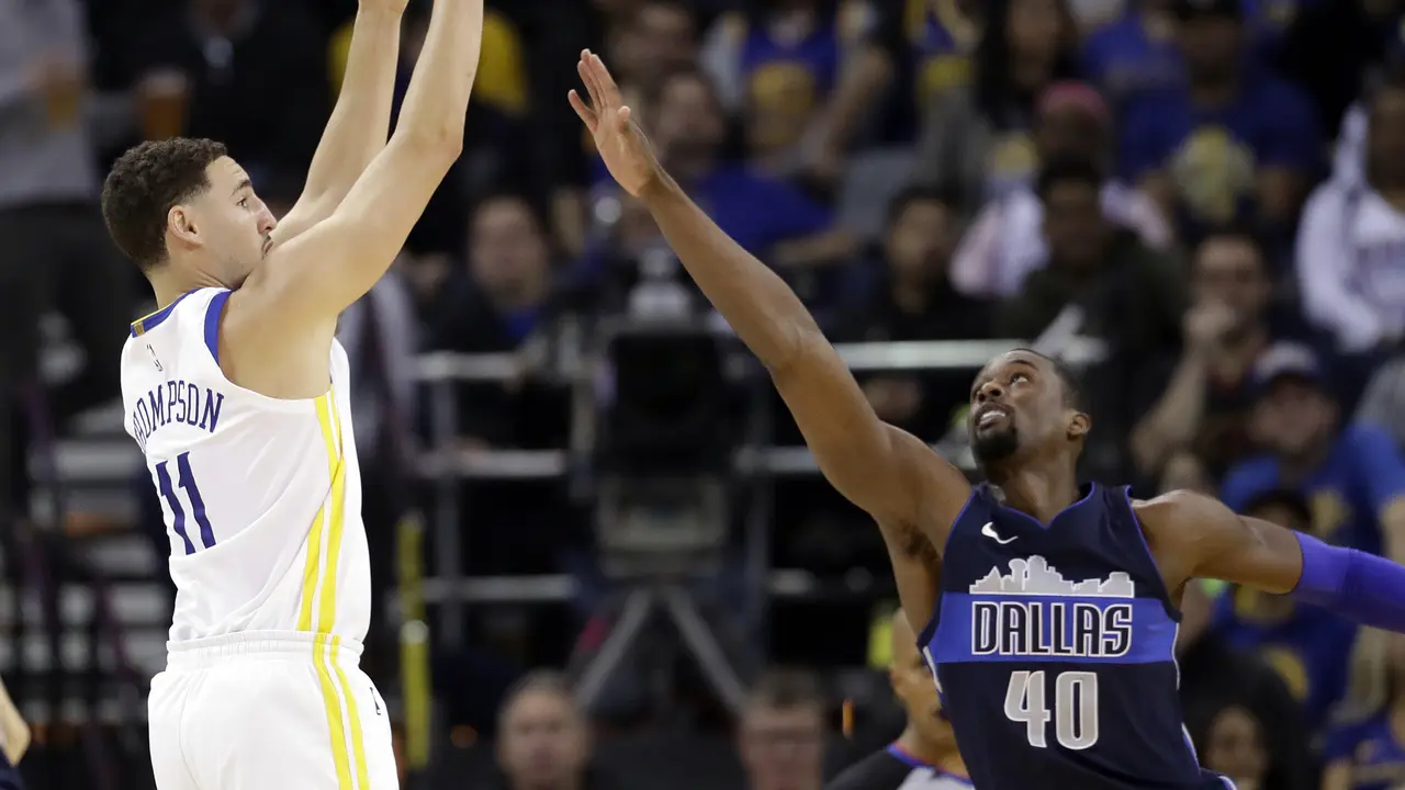 Aksi Klay Thompson saat melawa Mavericks