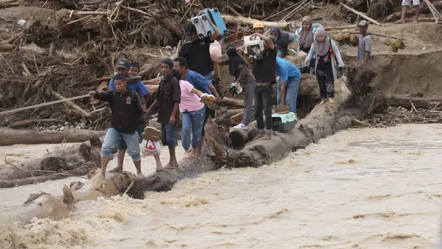 Buka Akses Warga, Relawan Gunakan Jembatan Darurat dari Kayu Gelondongan