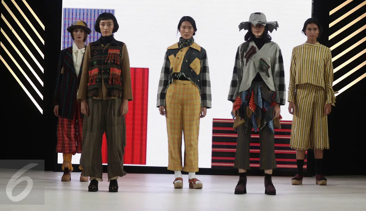 Model mengenakan busana rancangan Amanda Indah Lestari di panggung Senayan City Fashion Nation ke-11, Jakarta, Rabu (12/4). Lewat label fesyen Lekat, Amanda memamerkan cuplikan koleksi fall/winter 2017 dengan tenun baduy. (Liputan6.com/Herman Zakharia)