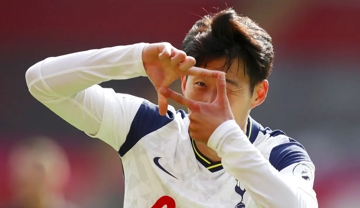 Penyerang Tottenham Hotspur, Son Heung-min, melakukan selebrasi usai mencetak gol ke gawang Southampton pada laga Liga Inggris di Stadion St. Mary's, Minggu, (20/9/2020). Tottenham menang dengan skor 5-2. (Cath Ivill/Pool via AP)