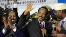 Mohamed Abdullahi Farmajo menyapa pendukungnya setelah terpilih sebagai Presiden baru Somalia, di Mogadishu, Rabu (8/2). Farmaajo memiliki kewarganegaraan ganda Amerika Serikat-Somalia terpilih menjadi presiden ke-9 Somalia. (AP Photo/Farah Abdi Warsameh)