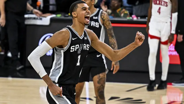 Selebrasi Victor Wembanyama saat meraih kemenangan perdana di NBA