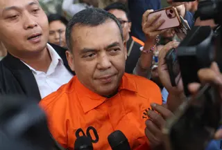 Wakil Menteri Imigrasi dan Pemasyarakatan (Wamen Imipas), Silmy Karim, saat menuju mobil tahanan usai menjalani pemeriksaan intensif di Gedung Merah Putih Komisi Pemberantasan Korupsi (KPK), Jakarta, Kamis (4/6/2026). (Liputan6.com/Helmi Fithriansyah)