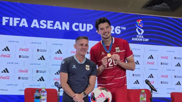 Pelatih timnas Indonesia John Herdman dan Elkan Baggott usai juara FIFA ASEAN Cup 2026