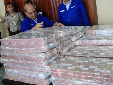 Pegawai Bank Mandiri menerima uang ganti rugi korupsi BLBI dengan terpidana Samadikun Hartono di Gedung Bank Mandiri, Jakarta, Kamis (17/5). Mantan Komisaris Utama PT Bank Modern itu terbukti korupsi dana talangan BLBI. (Liputan6.com/Angga Yuniar)