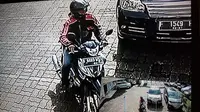 Pria berjaket merah diduga sebagai pencuri kotak amal di Masjid Darul Falah, petukangan Utara (Liputan6.com/Luqman Rimadi)