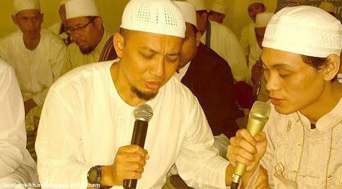 Ustaz Arifin Ilham (sebelah kiri)