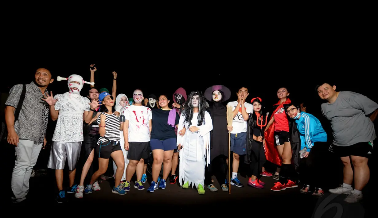 Sejumlah orang berfoto bersama menggunakan kostum menyeramkan saat merayakan perayaan Halloween di kawasan Stadion Gelora Bung Karno, Jakarta, Kamis (30/10/2014). Halloween merupakan tradisi perayaan malam 31 Oktober. (Liputan6.com/Helmi Fithriansyah)
