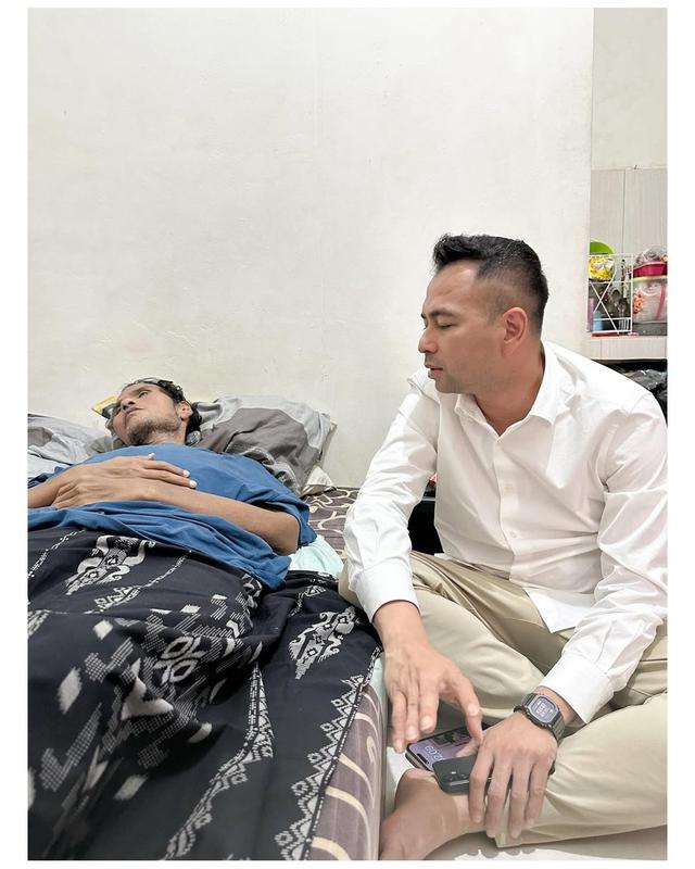 5 Potret seleb jenguk Fahmi Bo yang sakit stroke, Raffi Ahmad beri janji biaya pengobatan