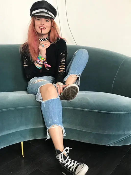 “Terkadang, saat seseorang melihat cermin, apa yang dilihatnya tak sama dengan yang orang lain lihat. Ketahuilah, merasa khawatir adalah hal yag wajar,” tulis Bella. (Instagram/bellathorne)