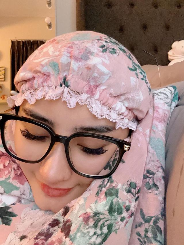 6 Potret Ghea Youbi Pakai Hijab, Penampilannya Bikin Pangling
