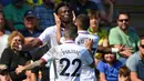 Para pemain Chelsea merayakan gol yang dicetak Tammy Abraham ke gawang Norwich pada laga Premier League di Stadion Carrow Road, Norwich Sabtu (24/8). Norwich kalah 2-3 dari Chelsea. (AFP/Daniel Leal-Olivas)