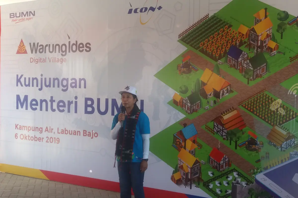 Menteri BUMN Rini Soemarno meninjau keberadaan Warung Internet Desa (Ides) milik PT Indonesia Comnets Plus (ICON+) di Kampung Air, Labuan Bajo, Nusa Tenggara Timur, Minggu, 6 Oktober 2019. Liputan6.com/Ola Keda