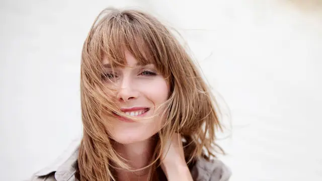 Model rambut 90s bangs (realsimple.com)