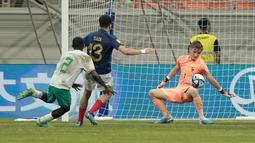 Kiper Timnas Prancis U-17, Paul Argney membuat penyelamatan hasil tendangan pemain Timnas Senegal U-17, Clayton Diandy (kiri) pada laga babak 16 besar Piala Dunia U-17 di Jakarta International Stadium, Jakarta Utara, Rabu (22/22/2023) malam WIB. (Bola.com/M Iqbal Ichsan)