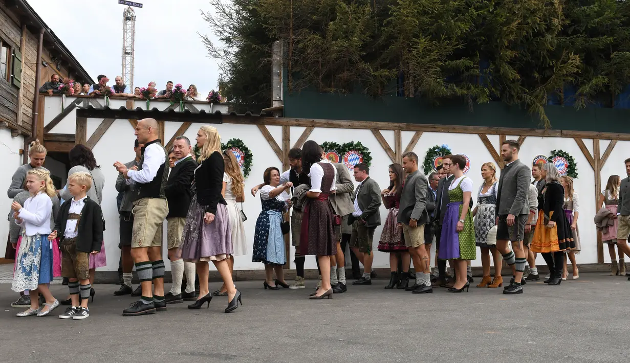 Pemain Bayern Munchen bersama kekasih dan istri mereka mengunjungi festival bir tahunan Oktoberfest di Munich, Jerman, Minggu (7/10). Bayern Munchen mencari pelipur lara setelah digebuk Borussia Monchengladbach 3-0. (Christof STACHE / AFP)