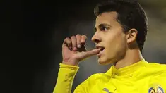 Villarreal's Brazilian forward Nilmargestures as he celebrates his goal during the Spanish league football match Villareal CF vs RCD Mallorca on December 18, 2010 at El Madrigal stadium in Villareal. AFP PHOTO/ JOSE JORDAN 