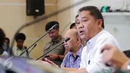 Menkominfo Rudiantara saat menggelar konferensi pers terkait Uber dan Grab Car di Kemenkominfo, Jakarta, Selasa (15/3/2016). Rudiantara berencana memanggil Uber dan Grab Car untuk bisa dicarikan jalan keluar. (Liputan6.com/Angga Yuniar)