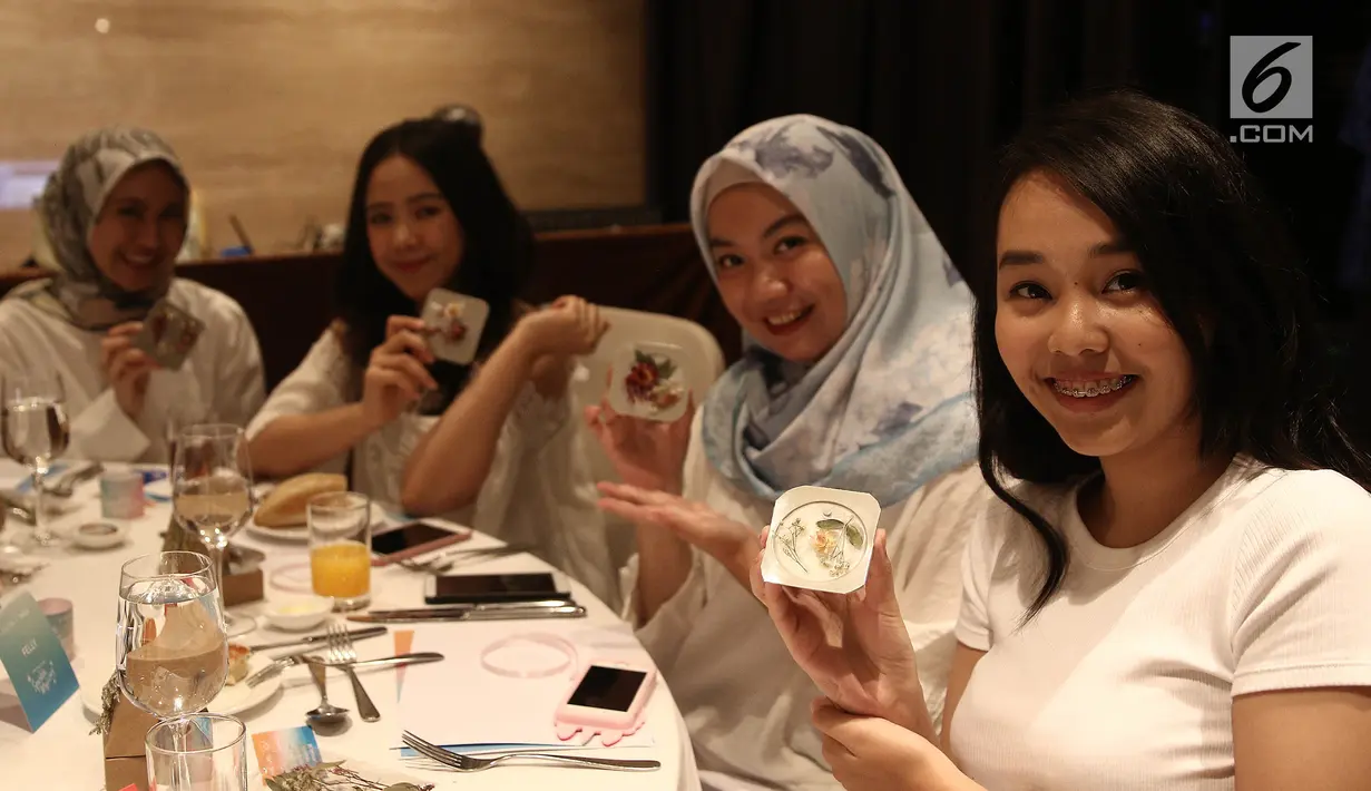 Peserta saat mengikuti workshop session "wax sachet" pada  Laneige x Fimela Christmas dinner : Sparkle My Way di Jakarta, Kamis (20/12/2018). Laneige x Fimela Christmas dinner : Sparkle My Way diikuti sebanyak 80 orang. (Liputan6.com/Herman Zakharia)