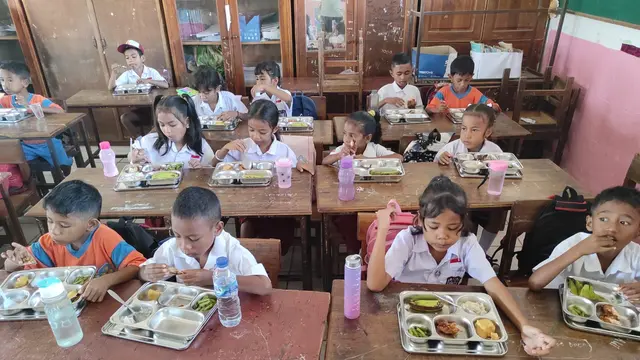 Siswa SD Negeri Kelapa Lima saat mendapat program makan bergizi gratis . (Istimewa)