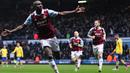 Striker West Ham, Carlton Cole, merayakan gol yang dicetaknya ke gawang Arsenal. Bersama The Hammers, dirinya mampu membukukan 293 penampilan dengan berhasil mencetak 67 gol serta 33 assist. (AFP/Adrian Dennis)