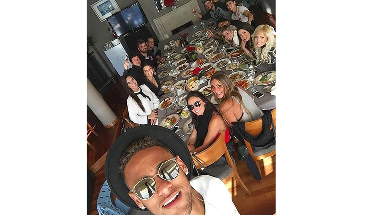 Neymar melakuakan selfie saat makan bersama Jhenny Andrade dan kerabat terdekatnya. (Instagram)