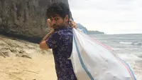 Aktor Hollywood Adrian Grenier saat bersih-bersih pantai di Bali. (dok. Instagram @adriangrenier/https://www.instagram.com/p/B9b0SUwH3Re/Putu Elmira)