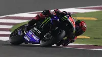 Pembalap Yamaha, Fabio Quartararo, bingung dengan pencapaiannya pada dua sesi latihan bebas yang digelar di MotoGP Qatar 2022. (AFP/Karim Jaafar)