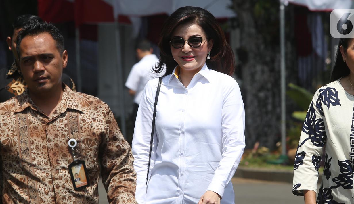 Bupati Minahasa Selatan Christyani Eugenia Paruntu (tengah) tiba di kompleks Istana, Jakarta, Senin (21/10/2109). Kedatangan Christyani berlangsung jelang pengumuman menteri Kabinet Kerja Jilid II oleh Presiden Joko Widodo atau Jokowi. (Liputan6.com/Angga Yuniar)