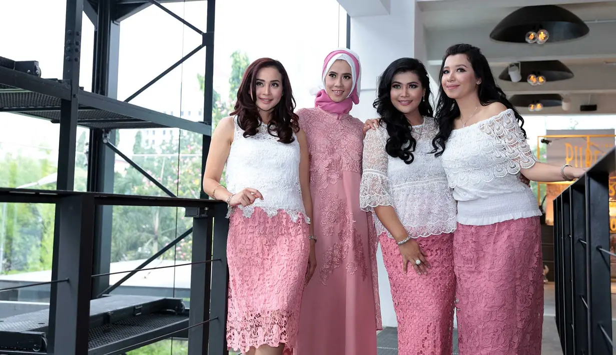 Grup vokal Bening kembali setelah 17 tahun vakum. Grup ini dikenal era 1990-an dengan lagu Ada Cinta ciptaan komposer Yovie Widianto. Sekian lama vakum, grup ini kembali hadir dengan format baru. (Deki Prayoga/Bintang.com)