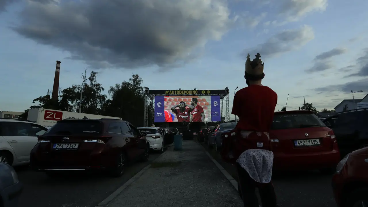 FOTO: Pandemi, Suporter Bola Ceko Nobar di Bioskop Drive-In