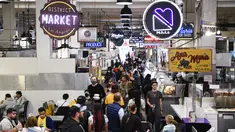 Pelanggan menelusuri kios makanan di dalam Grand Central Market di pusat kota Los Angeles, California, Jumat (11/3/2022). Laju inflasi Amerika Serikat (AS) pada Februari 2022 melonjak ke level tertinggi dalam 40 tahun. Ini didorong naiknya harga bensin, makanan dan perumahan. (Patrick T. FALLON/AFP)