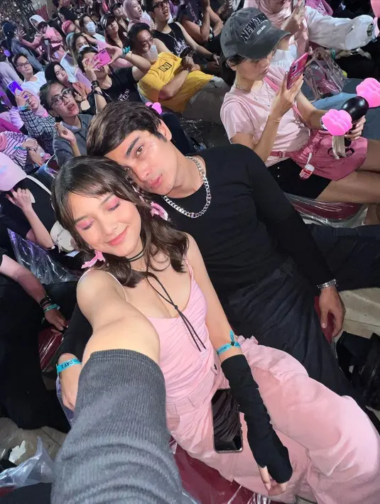 Sudah go public, pemeran Cinta Brian dan Callista Arum tampak serasi dengan OOTD nuansa hitam-pink. [Foto: IG/cinta_brian].