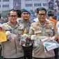 Kabid Humas Polda Metro Jaya Kombes Argo Yuwono dan Kapolres Jakarta Utara Kombes Reza Arif menunjukkan barang bukti saat rilis pengungkapan terkait penangkapan Faris RM di Polres Jakarta Utara, Minggu (26/8). (Liputan6.com/Faizal Fanani)