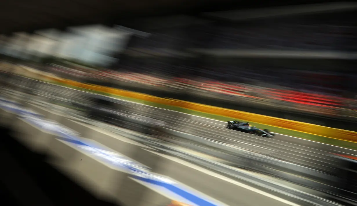 Pembalap Mercedes, Lewis Hamilton memacu mobilnya selama balapan F1 GP Spanyol di Sirkuit Catalunya, Minggu (14/5). Ini menjadi kemenangan kedua Hamilton di musim 2017. (AP Photo/Emilio Morenatti)