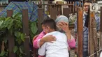 Seorang ibu memeluk anaknya saat aksi mencuci kaki ibu secara massal di Kelurahan Duri Pulo, Jakarta, Rabu (21/12/2021). Aksi yang diikuti 500 peserta ini bertujuan meningkatkan rasa cinta kasih kepada ibu dan dilakukan dalam rangka memeriahkan Hari Ibu. (Liputan6.com/Herman Zakharia)