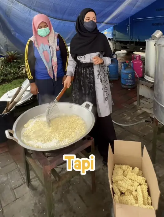 <p>Chacha pun terjun langsung memasak untuk korban banjir dengan mengenakan dress monokrom dengan detai apron lace serta kerudung hitamnya.&nbsp;(@chafrederica)</p>