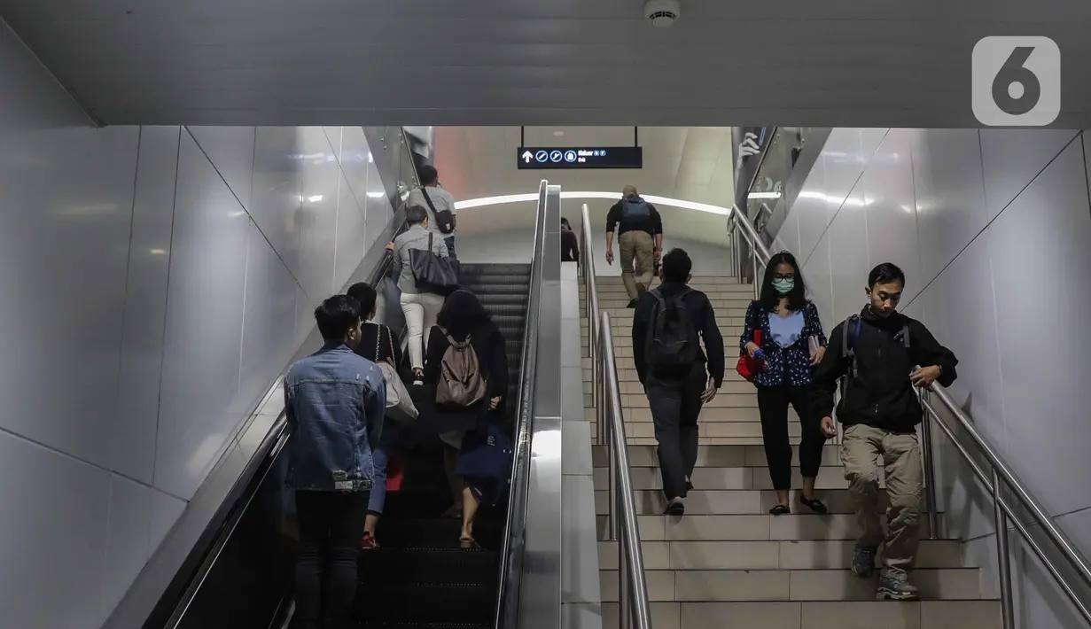Sejumlah penumpang berada di Stasiun Bundaran HI, Jakarta, Senin (17/2/2020). Menteri Perhubungan Budi Karya Sumadi mengatakan bahwa hanya 35 persen penduduk Jakarta yang intensif menggunakan transportasi umum. (Liputan6.com/Faizal Fanani)
