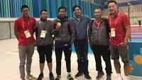 Perenang nasional, I Gede Siman Sudartawa (ketiga dari kiri), meraih medali emas nomor 50 meter gaya punggung putra pada Islamic Solidarity Games (ISG) 2017 di Baku, Azerbaijan, Selasa (16/5/2017). (PRSI)