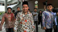 Wakil Ketua DPR RI Fahri Hamzah (peci hitam) berjalan keluar ruang sidang Pengadilan Negeri Jakarta Selatan, Selasa (3/5). Seperti diketahui, Fahri menggugat tiga pihak di PKS terkait pemecatannya dari keanggotaan partai. (Liputan6.com/Yoppy Renato)