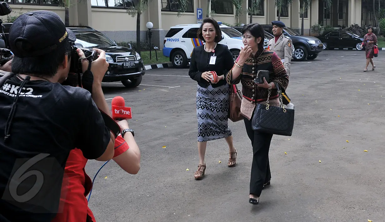 Ketua Pansel Pimpinan KPK Destry Damayanti (kanan) dan anggota Pansel KPK Yenti Ganarsih mendatangi Mabes Polri Jakarta, Senin (8/6/2015). Pansel KPK untuk melakukan pertemuan tertutup dengan Kapolri Jenderal Pol Badrodin Haiti. (Liputan6.com/Johan Tallo)