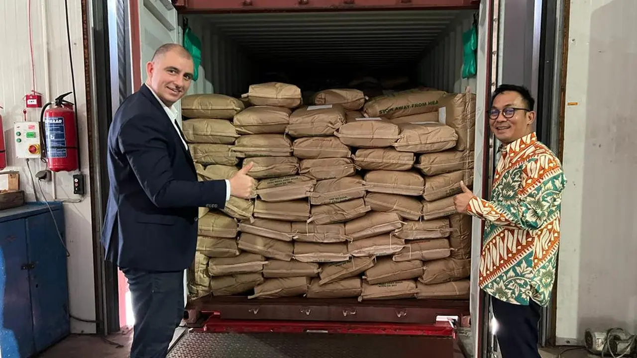 Dubes Iwan Bogananta Sambut Kontainer Perdana Tepung Kelapa Indonesia Masuk Bulgaria