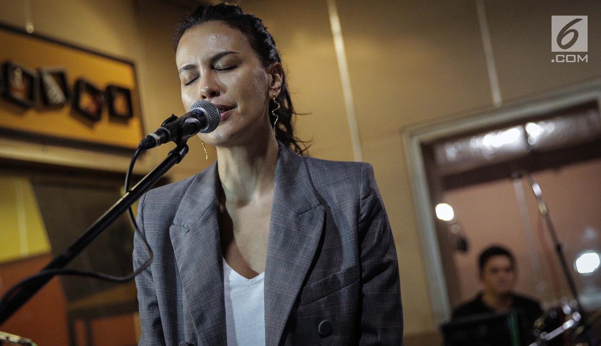 Ekspresi Sophia Latjuba saat latihan bersama band NeV+ di Musica Studio, Jakarta, Jumat (26/1). NeV+ bersama Sophia Latjuba akan membawakan salah satu lagu hits dari Nidji dalam acara Love and Fabulous Festival (LAFF) 2018. (Liputan6.com/Faizal Fanani)