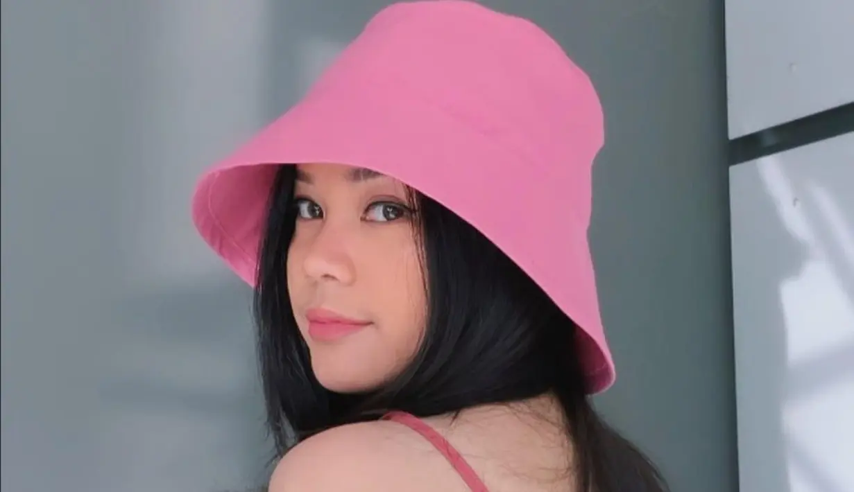 12 tahun berlalu, Sinta Keong Racun berhasil bikin geger media sosial. Kini ia sudah menikah dan memilih menetap di Prancis bersama suaminya. Potret cantik Sinta saat pakai outfit serba merah muda ini menyita perhatian. (Liputan6.com/IG/sisisinta)