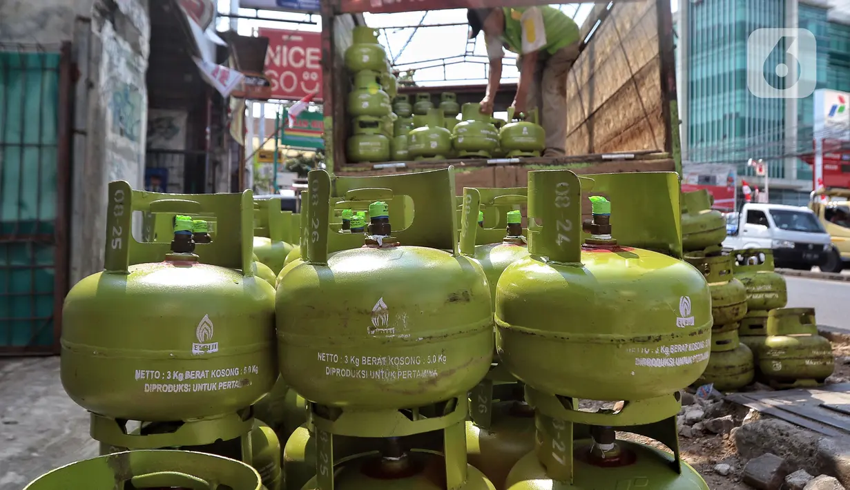 Pertamina Patra Niaga tengah mengevaluasi adanya penambahan jumlah pangkalan resmi yang tersebar di Tanah Air. (Liputan6.com/Angga Yuniar)